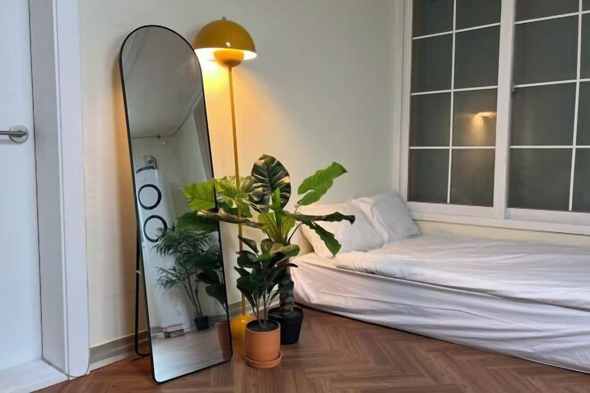 1 bedroom, Frette Italian sheets, premium bedding, down comforters