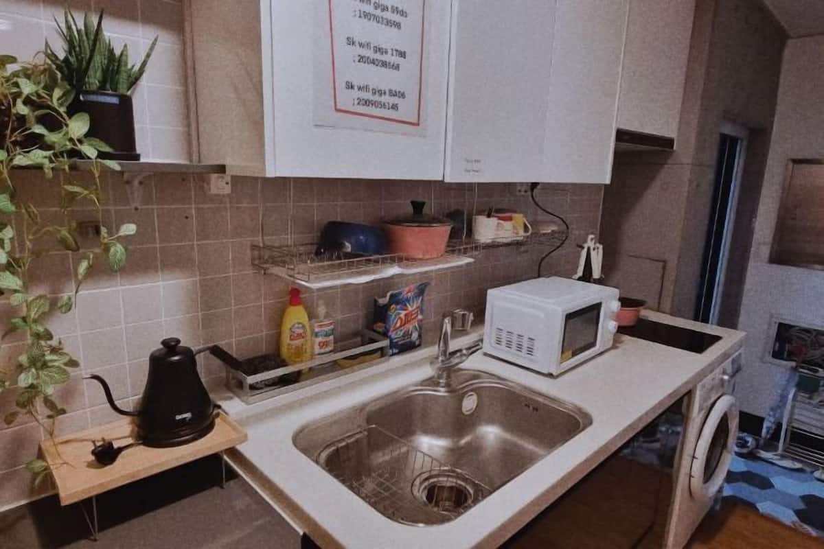 Private kitchen | Mini-fridge, microwave