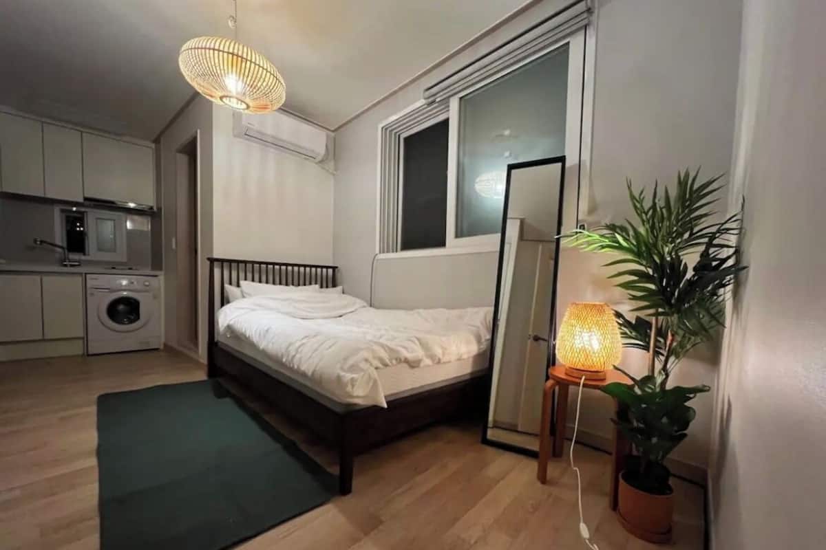 1 bedroom, Frette Italian sheets, premium bedding, down duvets