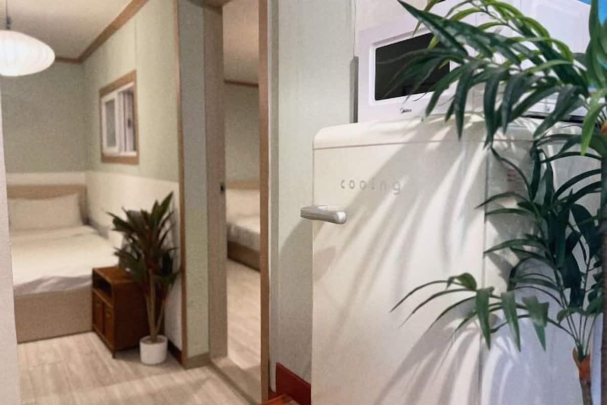 1 bedroom, Frette Italian sheets, premium bedding, down comforters