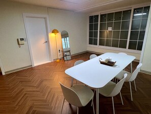 Family Studio Suite | Living area | 23-inch flat-screen TV with cable channels, heated floors - Jnineguesthouse (Seoul)