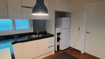 Family Studio Suite | Private kitchen | Mini-fridge, microwave