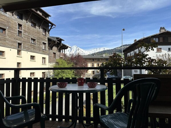 Outdoor dining - Ground floor, view mountain, balcony, parking, tv, ski locker, 45m², Combloux (Combloux)