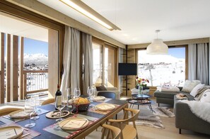 Dining - Ski-in/ski-out & foot of the slopes, Ground floor, view ski slopes, swimming pool, terrace, tv (Huez)