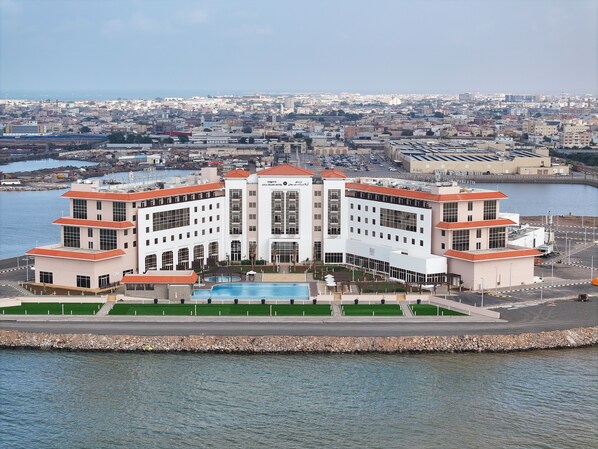 Situated by the waterfront, this hotel offers a central courtyard with a swimming pool surrounded by lush landscaping.