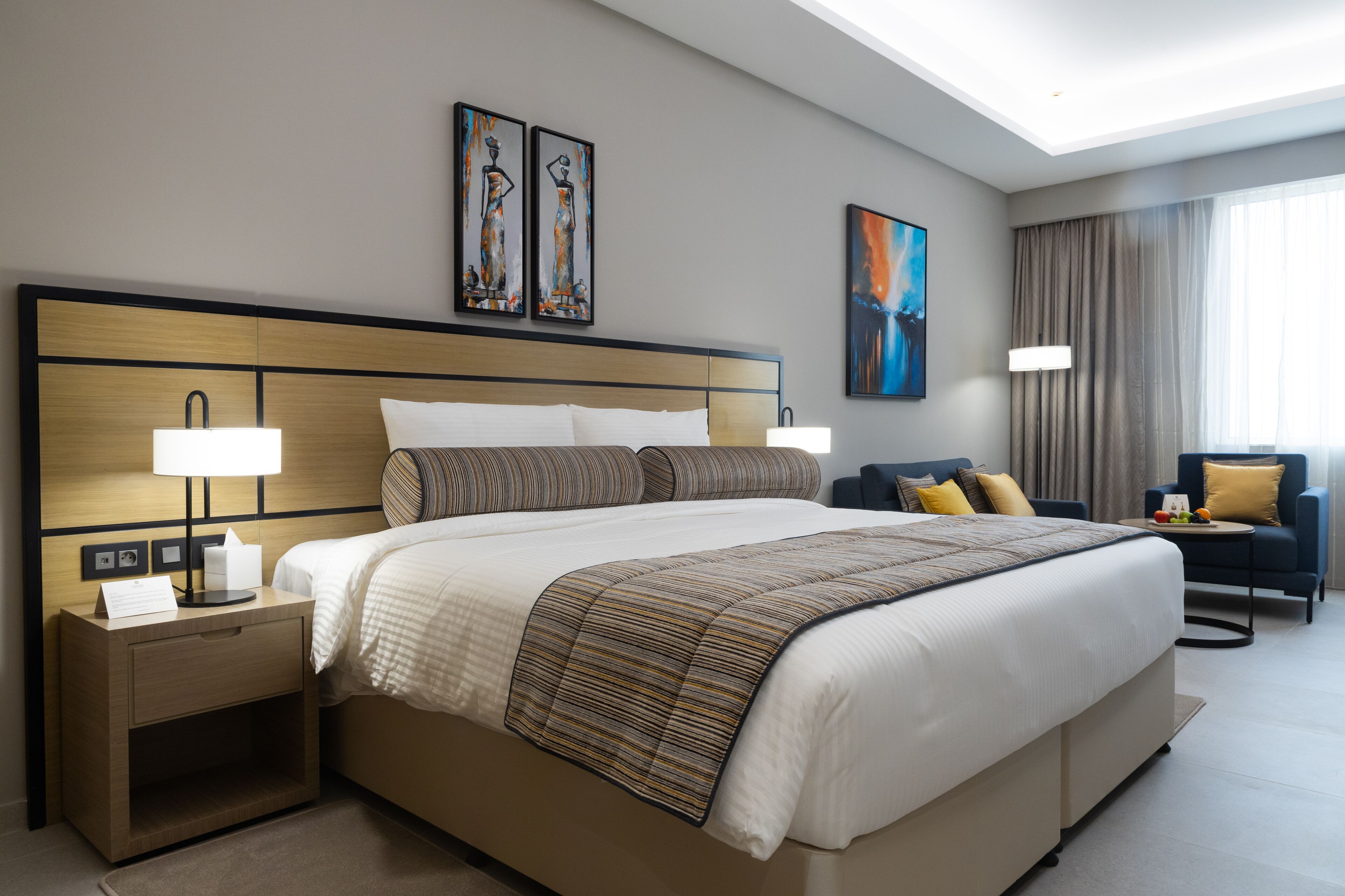 Deluxe tweepersoonskamer, 1 kingsize bed met slaapbank, niet-roken, uitzicht op de stad | Luxe beddengoed, donsdekens, een minibar, een kluis op de kamer