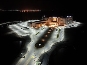 Experience a welcoming atmosphere at this modern hotel, situated near a scenic waterfront with a well-organized parking area.