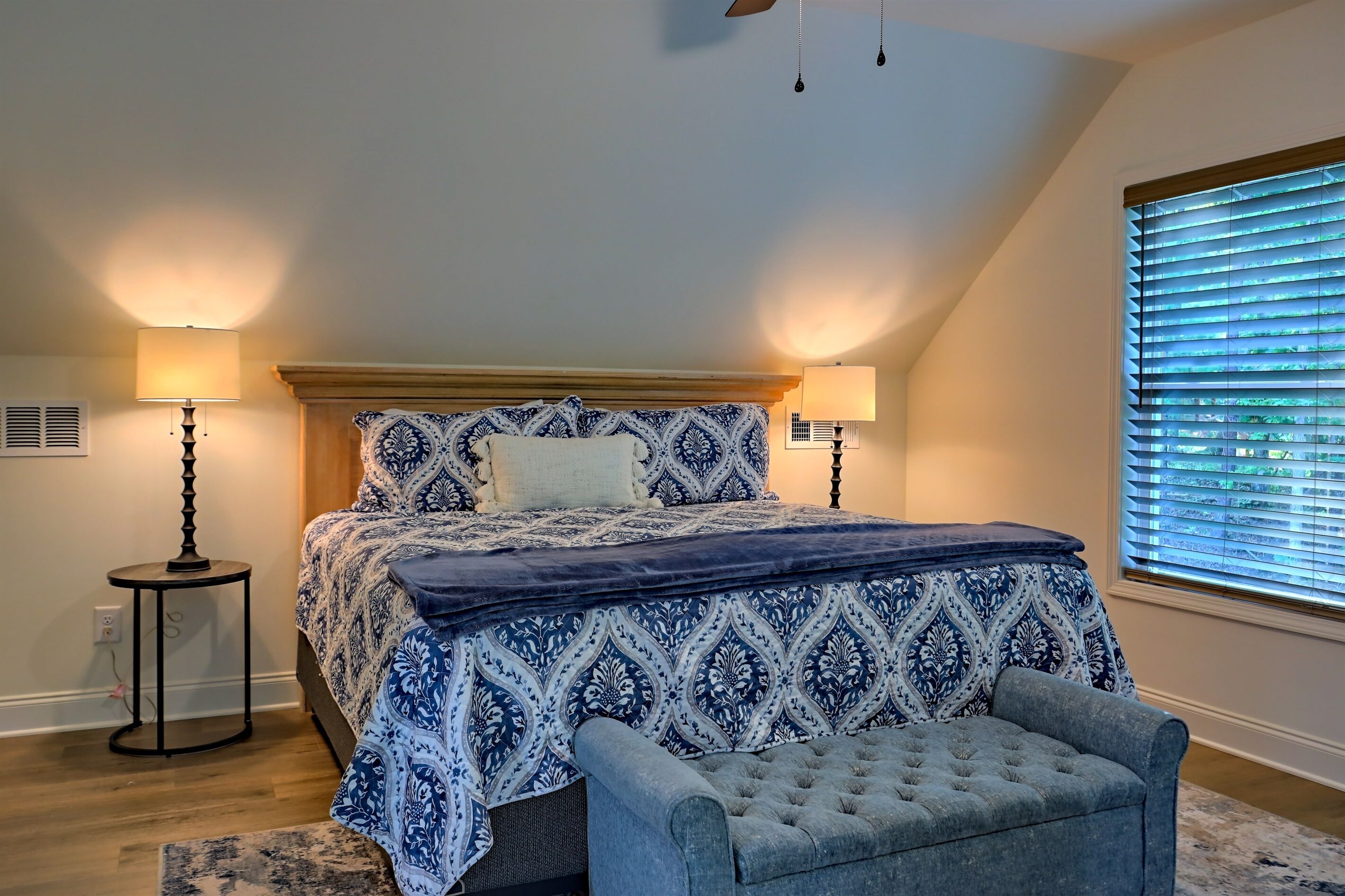 3 dormitorios, tabla de planchar con plancha, cuna de viaje