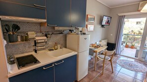 Een koelkast, een koffiezetapparaat/waterkoker, een broodrooster