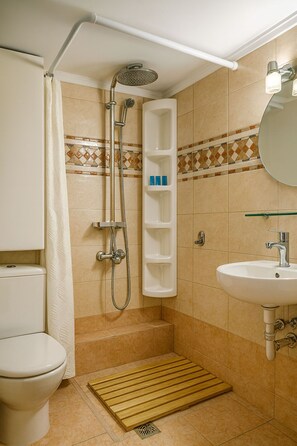 Een douche, milieuvriendelijk toiletgerief, een haardroger, handdoeken