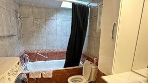 Haartrockner, Handtücher, Seife, Toilettenpapier