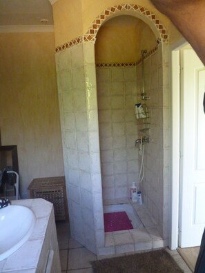 Douche, sèche-cheveux