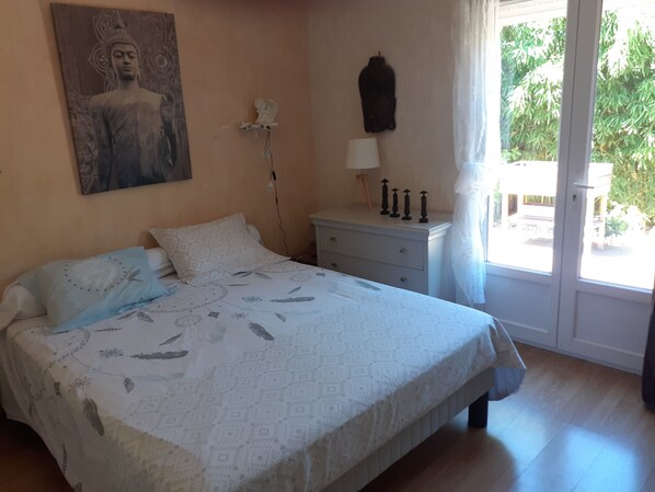 3 chambres, fer et planche à repasser, Wi-Fi, draps fournis