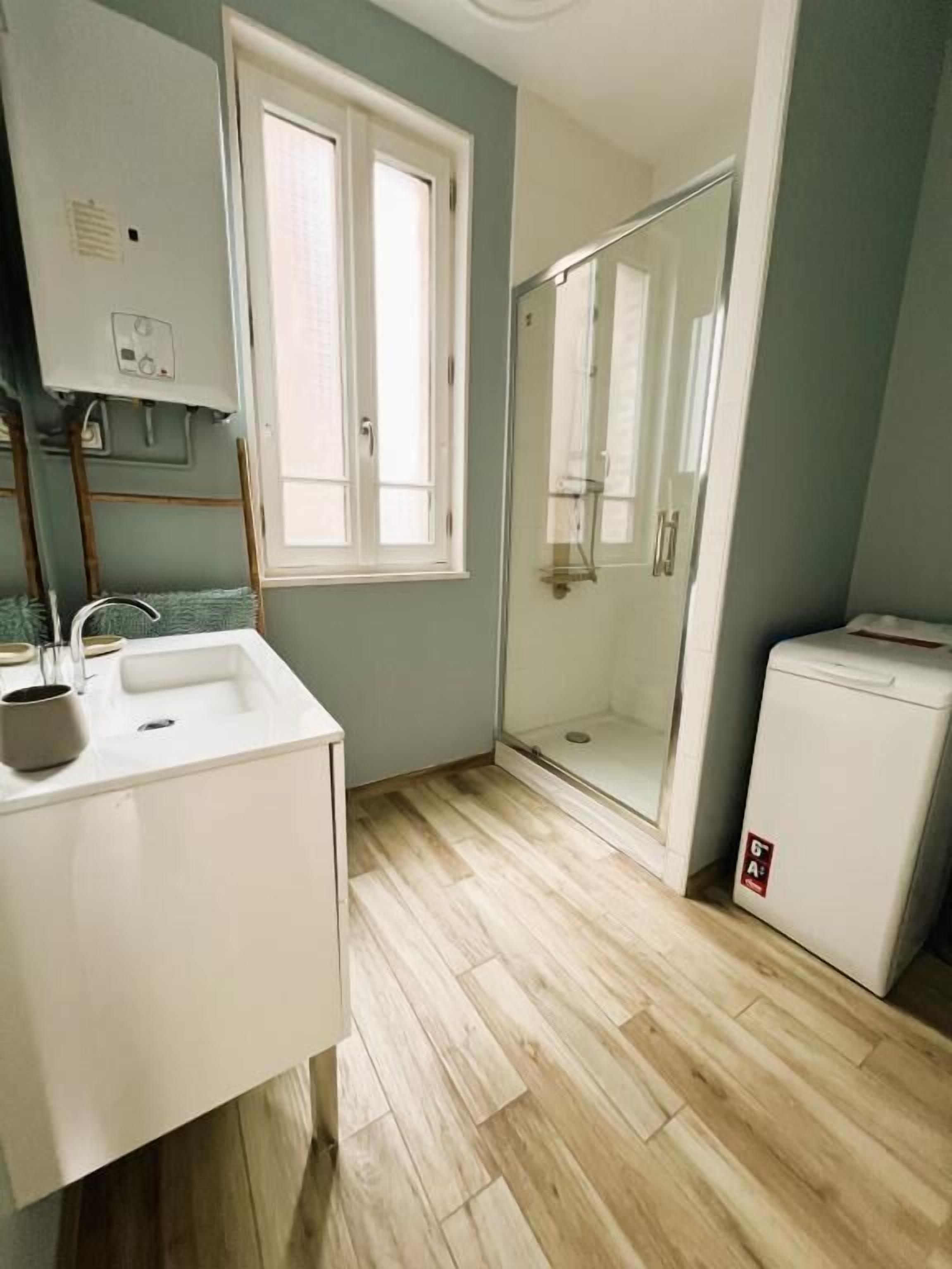 Douche, serviettes fournies