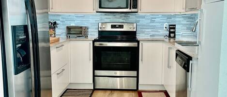 Refrigerador, microondas, horno y parrilla de estufa