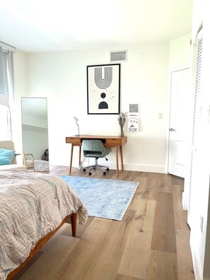 2 室のベッドルーム、デスク、アイロン / アイロン台、WiFi