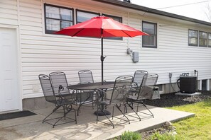 Outdoor dining - Modern Home in Central Billings (Billings)