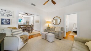 Smart TV, fireplace, books, offices - Surfside Sunshine - 5 minute walk to the beach! (St. Augustine Vilano Beach)