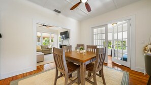 Dining - Surfside Sunshine - 5 minute walk to the beach! (St. Augustine Vilano Beach)