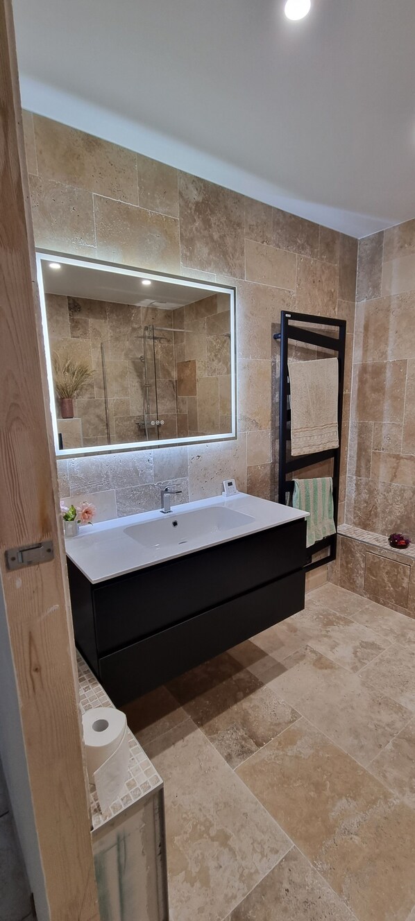 Een douche, een haardroger, handdoeken, zeep