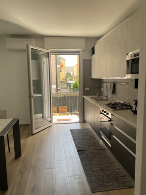 Een koelkast, een microgolfoven, een oven, een kookplaat