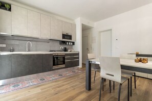 Een koelkast, een microgolfoven, een oven, een kookplaat