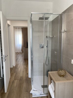 Shower, hair dryer, bidet, towels - LUME Apartment (Venezia)