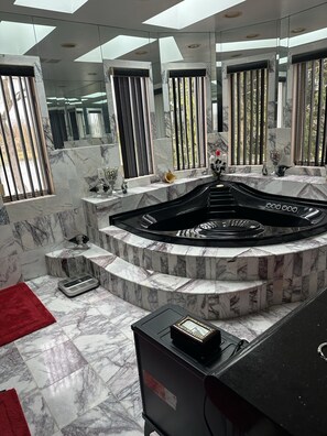 Interior - Lakeside getaway w/ double patio + 2 kitchens, a short ride to downtown Detroit (Farmington Hills)