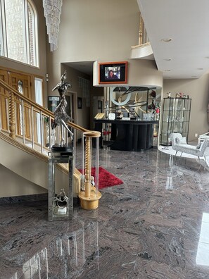 Lobby - Lakeside getaway w/ double patio + 2 kitchens, a short ride to downtown Detroit (Farmington Hills)