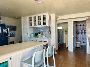 Dining - House and Toes in the SAND. No cars on this beach area! Vacation of a lifetime! (Freeport)