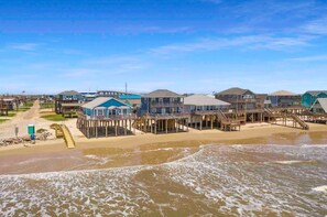 On the beach - House and Toes in the SAND. No cars on this beach area! Vacation of a lifetime! (Freeport)