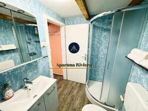 Dusj, hårføner, håndklær og såpe