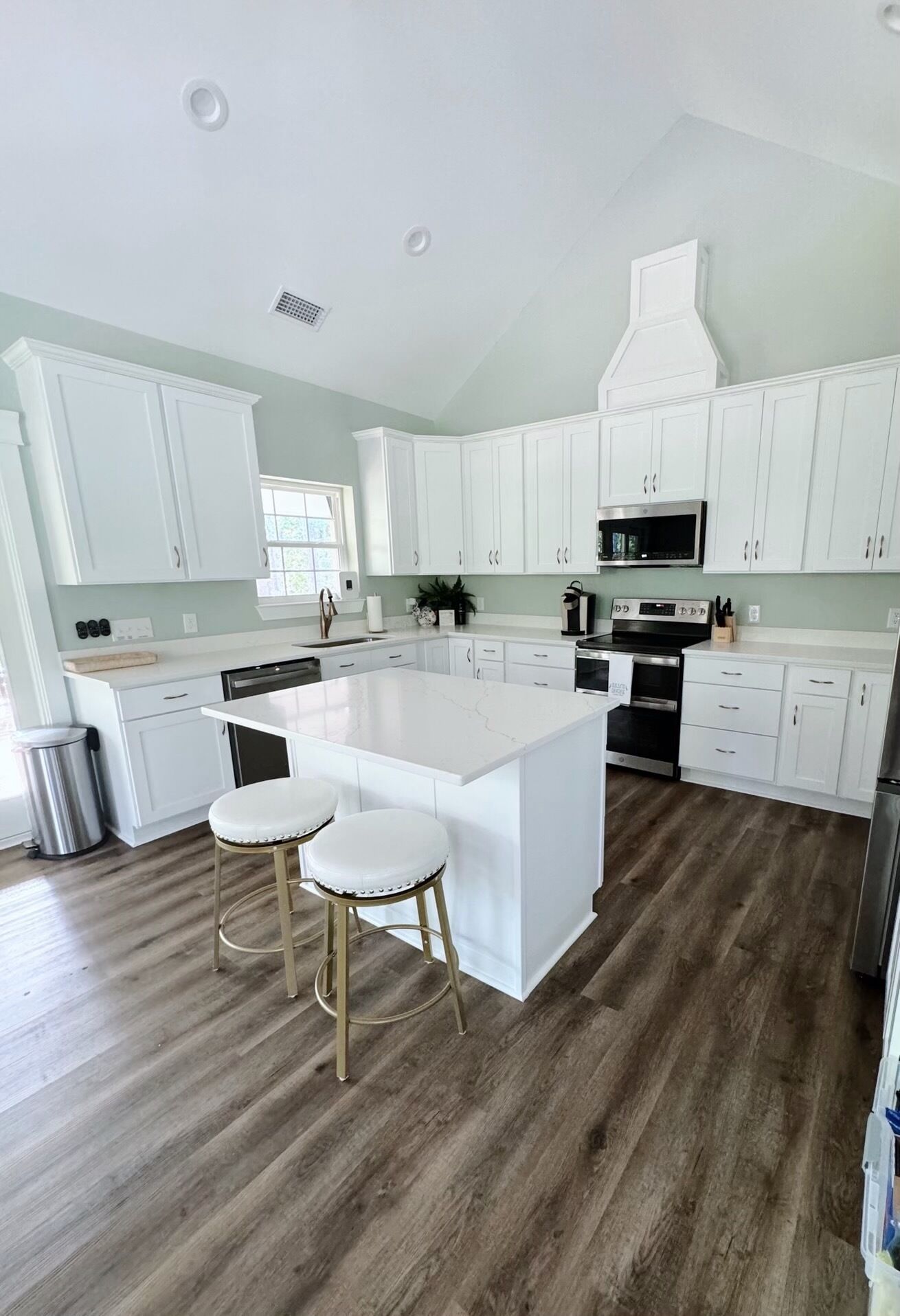 Geladeira, micro-ondas, fogão, cooktop