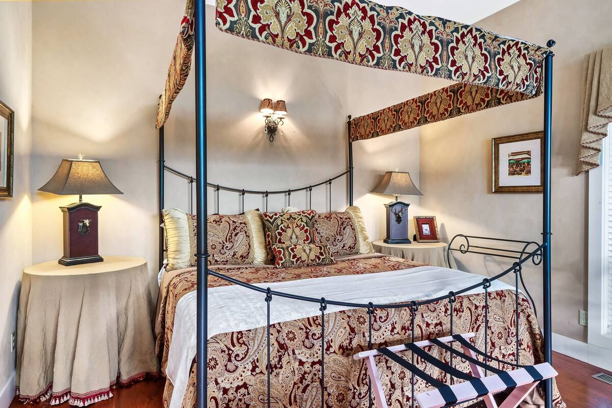 Romantic Studio Suite, 1 King Bed, Mountain View | Premium bedding, memory foam beds, WiFi (free), bed sheets