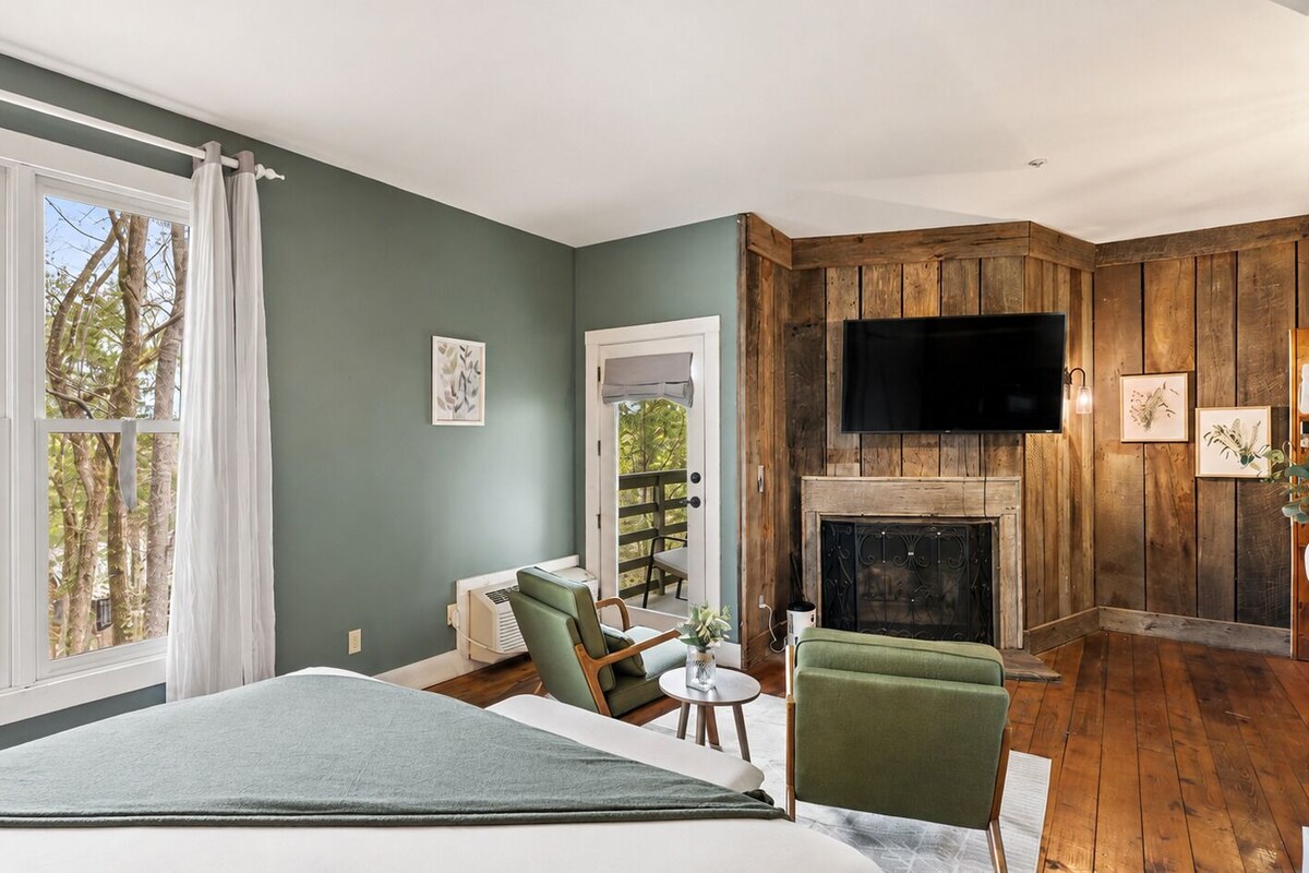 Luxury Studio Suite, 1 King Bed, Mountain View | Premium bedding, memory-foam beds, free WiFi, bed sheets