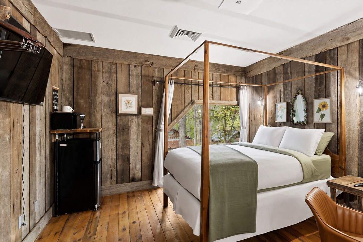 Honeymoon Studio Suite, 1 Queen Bed | Premium bedding, memory-foam beds, free WiFi, bed sheets