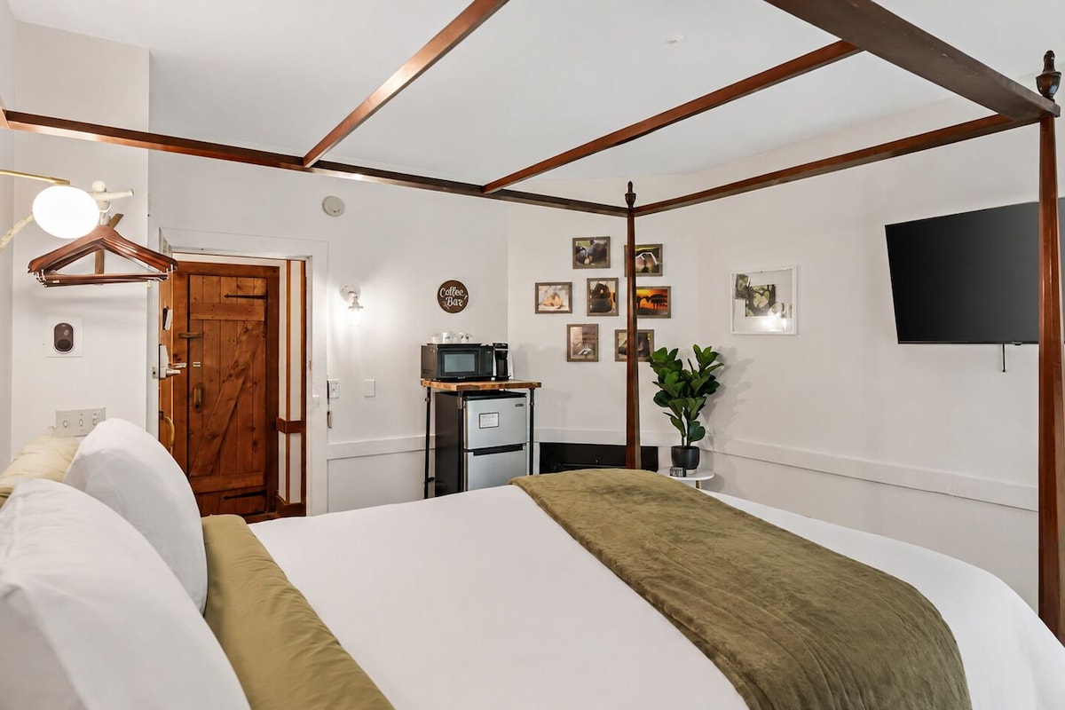 Deluxe Studio Suite, 1 Queen Bed | Premium bedding, memory-foam beds, free WiFi, bed sheets