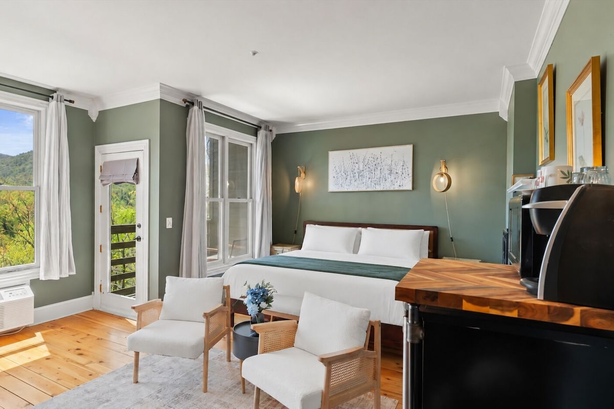 Elite Studio Suite, 1 King Bed, Mountain View | Premium bedding, memory-foam beds, free WiFi, bed sheets