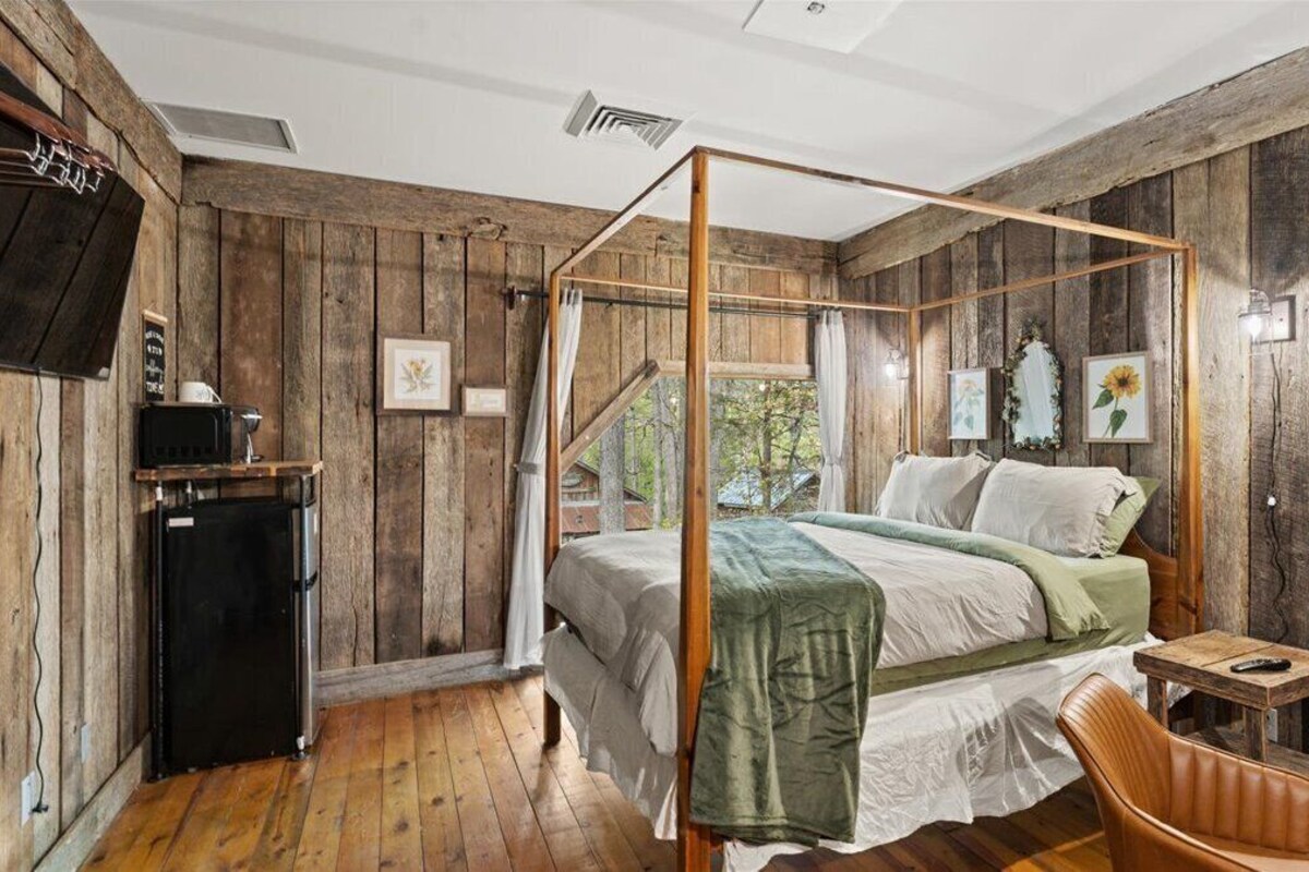 Honeymoon Studio Suite, 1 Queen Bed | Premium bedding, memory foam beds, WiFi (free), bed sheets