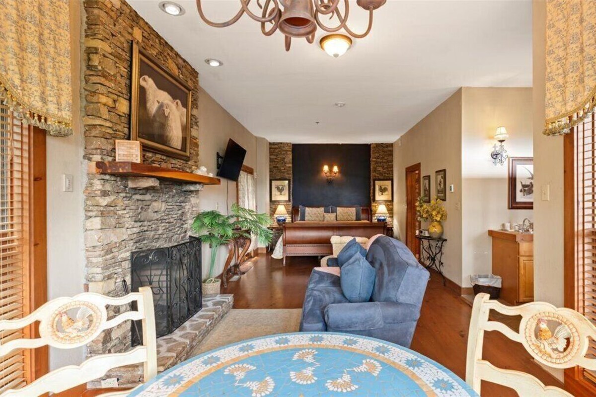 Royal Studio Suite, 1 King Bed, Mountain View | Premium bedding, memory foam beds, WiFi (free), bed sheets