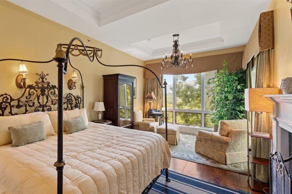Executive Chalet, 3 Bedrooms, Kitchen, Mountain View | Premium bedding, memory foam beds, WiFi (free), bed sheets