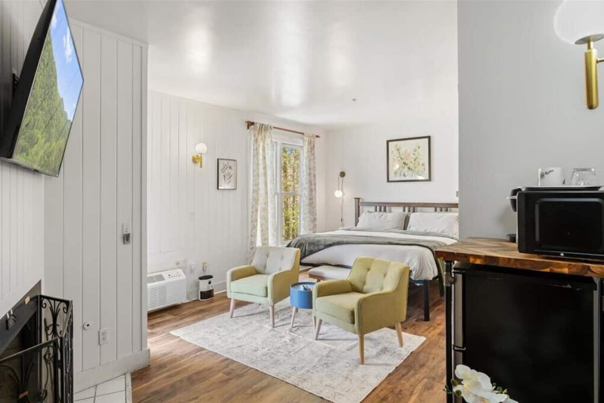 Executive Studio Suite, 1 King Bed, Mountain View | Premium bedding, memory foam beds, WiFi (free), bed sheets