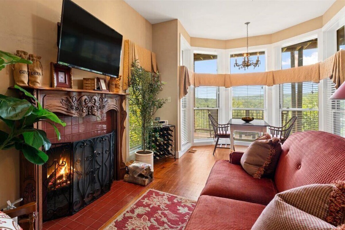 Romantic Studio Suite, 1 King Bed, Mountain View | Premium bedding, memory foam beds, WiFi (free), bed sheets