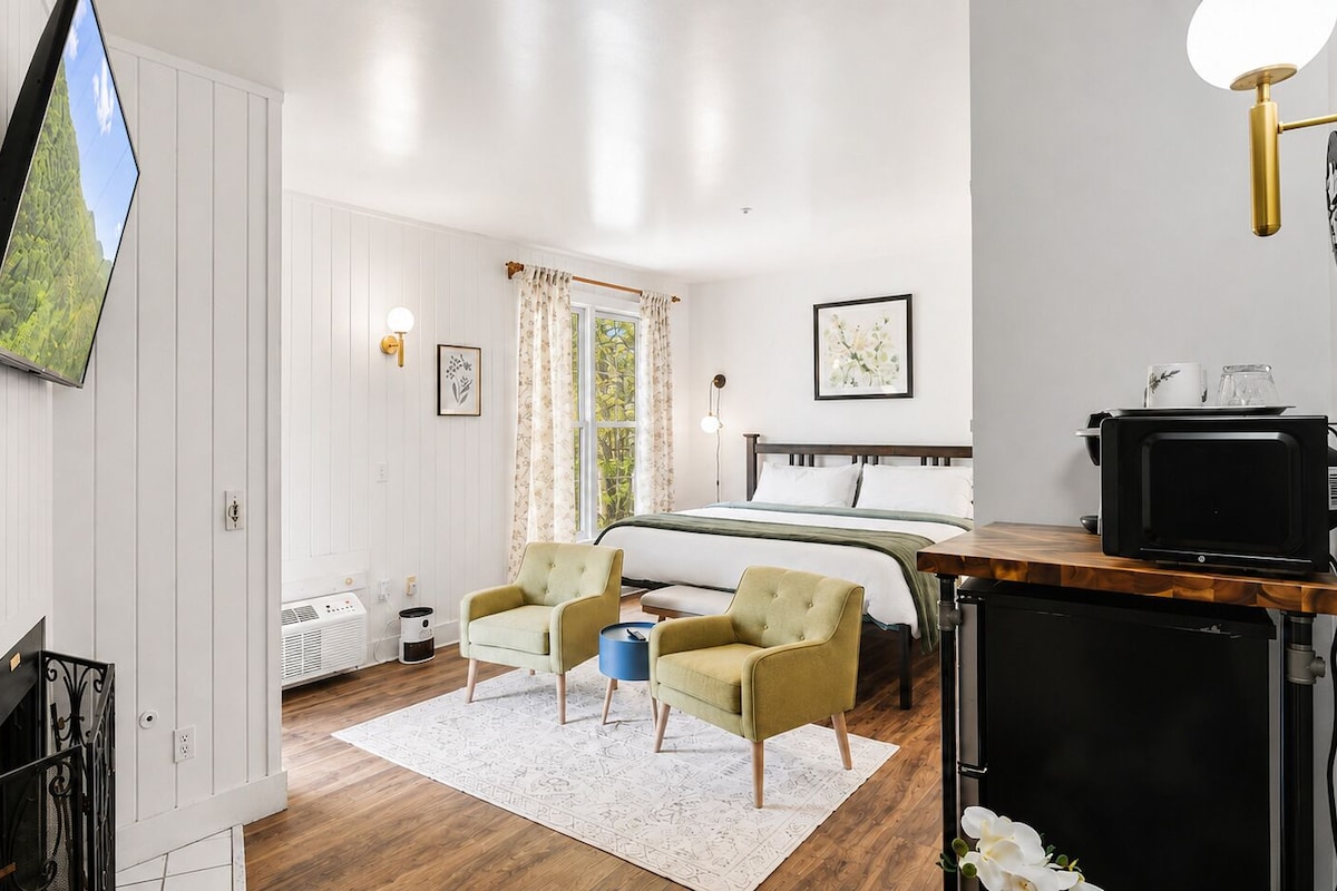 Executive Studio Suite, 1 King Bed, Mountain View | Premium bedding, memory-foam beds, free WiFi, bed sheets