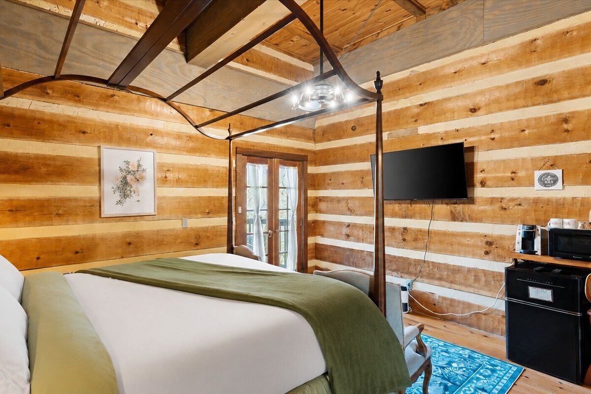 Superior Studio Suite, 1 Queen Bed | Premium bedding, memory-foam beds, free WiFi, bed sheets