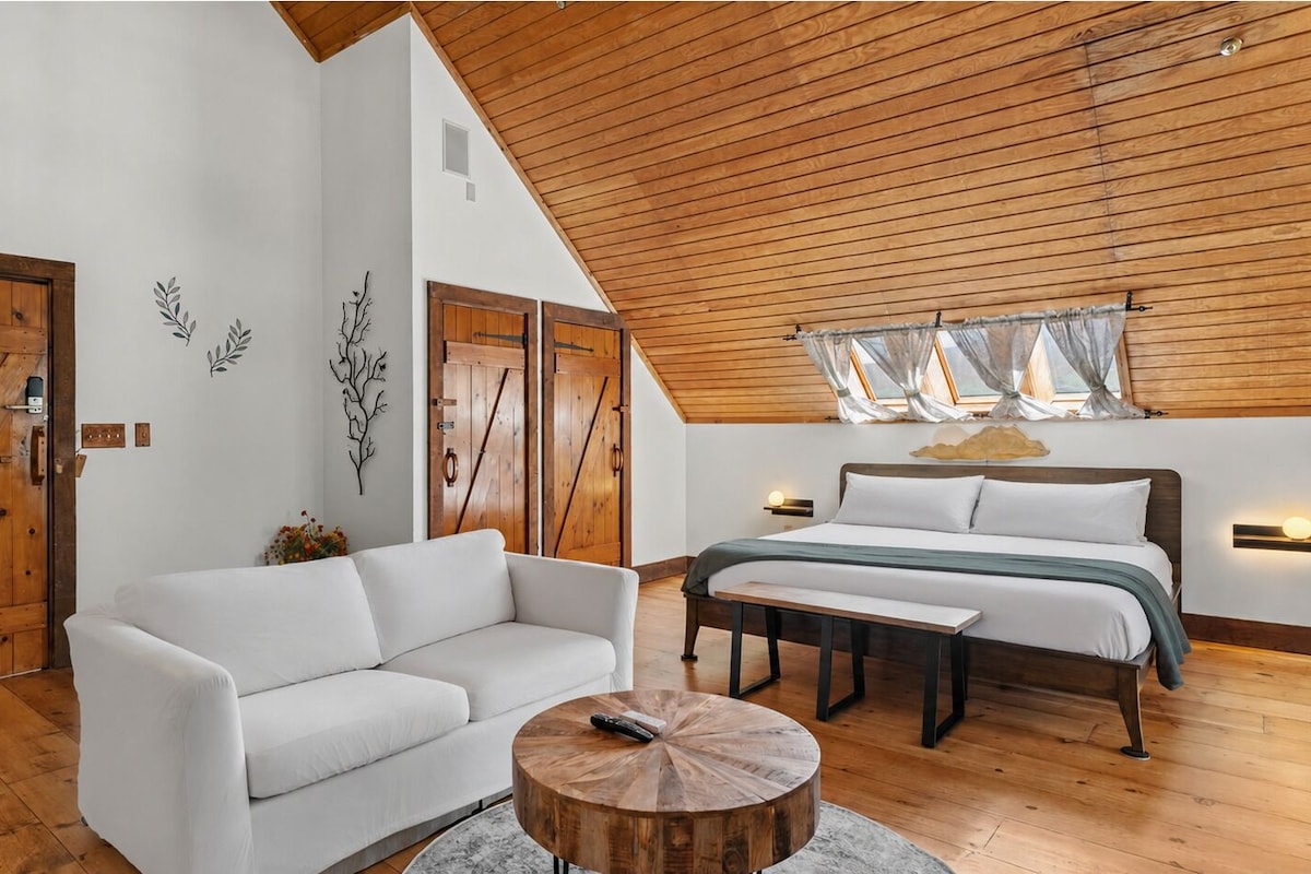 Presidential Studio Suite, 1 King Bed with Sofa bed, Mountain View | Premium bedding, memory-foam beds, free WiFi, bed sheets