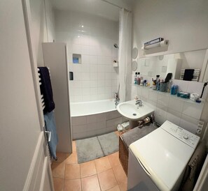 Hair dryer, towels, soap, shampoo - Appartement de 55m² Dans le 10ème Arrondissement de Paris (Paris)