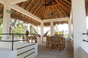 Outdoor dining - Casa Aymara 602: Rooftop, Starlink & Beach! (Brisas de Zicatela)