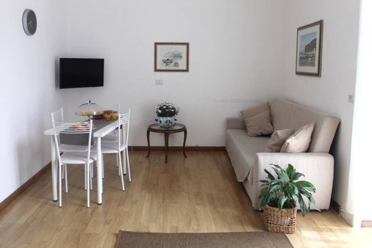 Apartamento City | Zona de estar | Una televisión LED