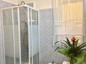 City-lejlighed | Badeværelse | Bruser, brusehoved med spredningseffekt, hårtørrer, bidet